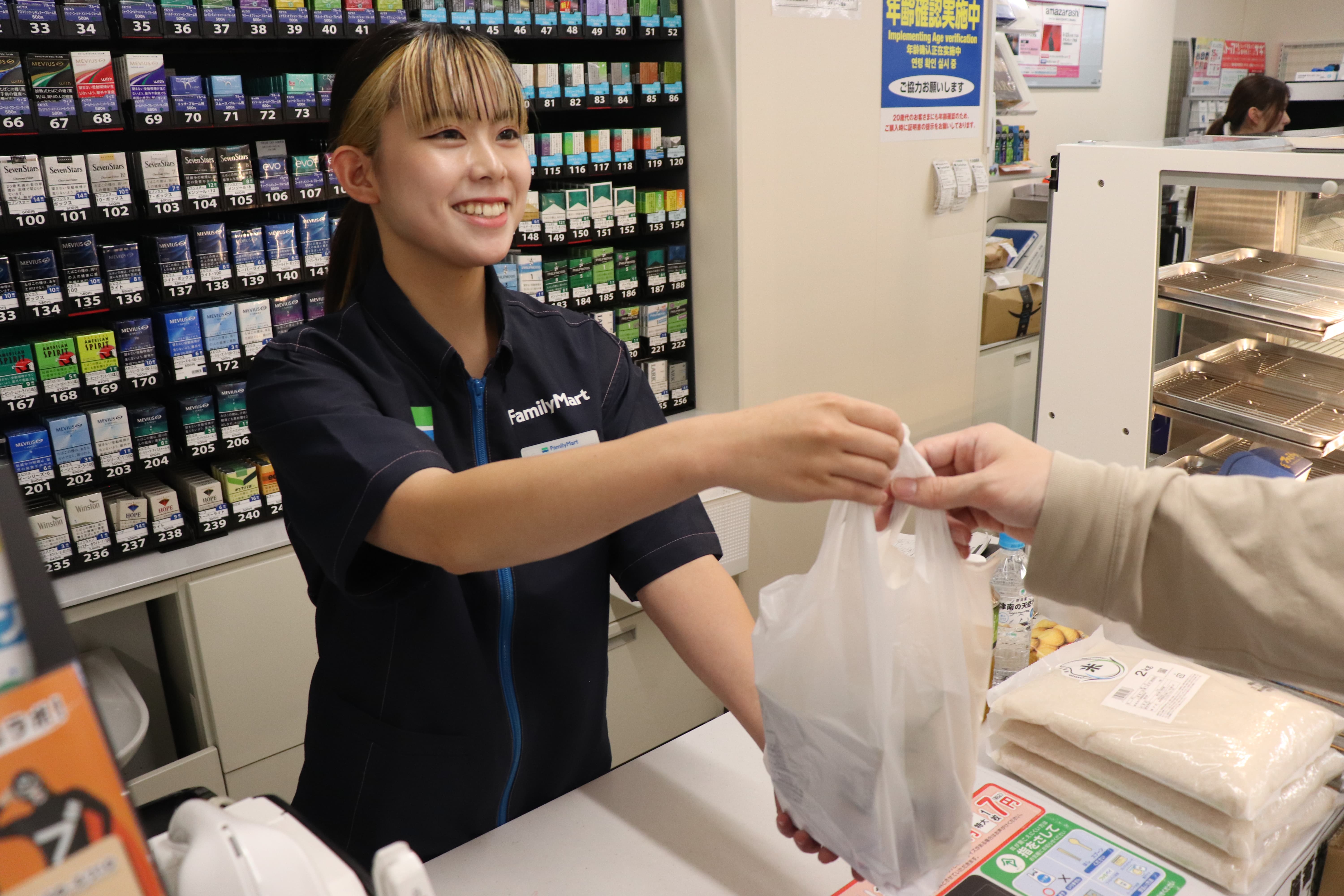 地域のコンビニエンスストア店舗の外観